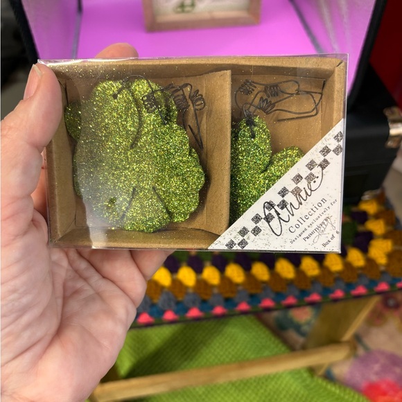 Primitives by Kathy Rustic Wooden Sign Lucky with Sparkling Ornaments Brand New - Picture 4 of 5